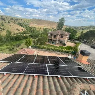 Instalación de paneles solares realizada por Megksolar