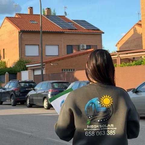 Técnica de Megksolar durante una visita de asesoría