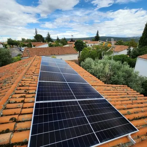 Instalación fotovoltaica realizada por Megksolar en un tejado residencial