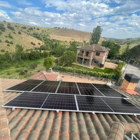 Instalación de paneles solares con mantenimiento Megksolar