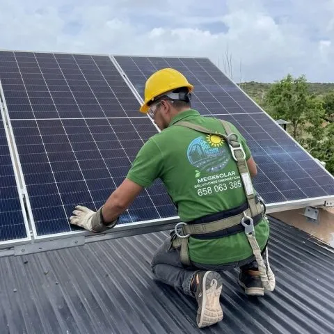 Técnico de Megksolar instalando paneles solares en un tejado